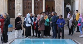گردشگران از اماکن تاریخی شهرداری کاشان بازدید کردند